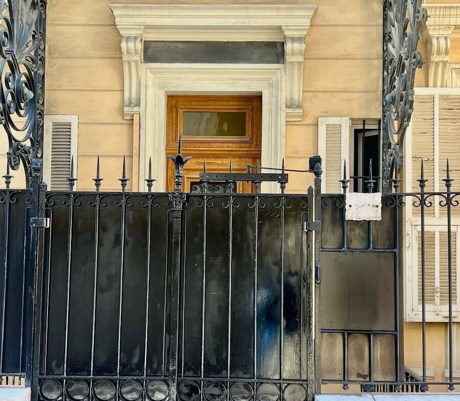 900
