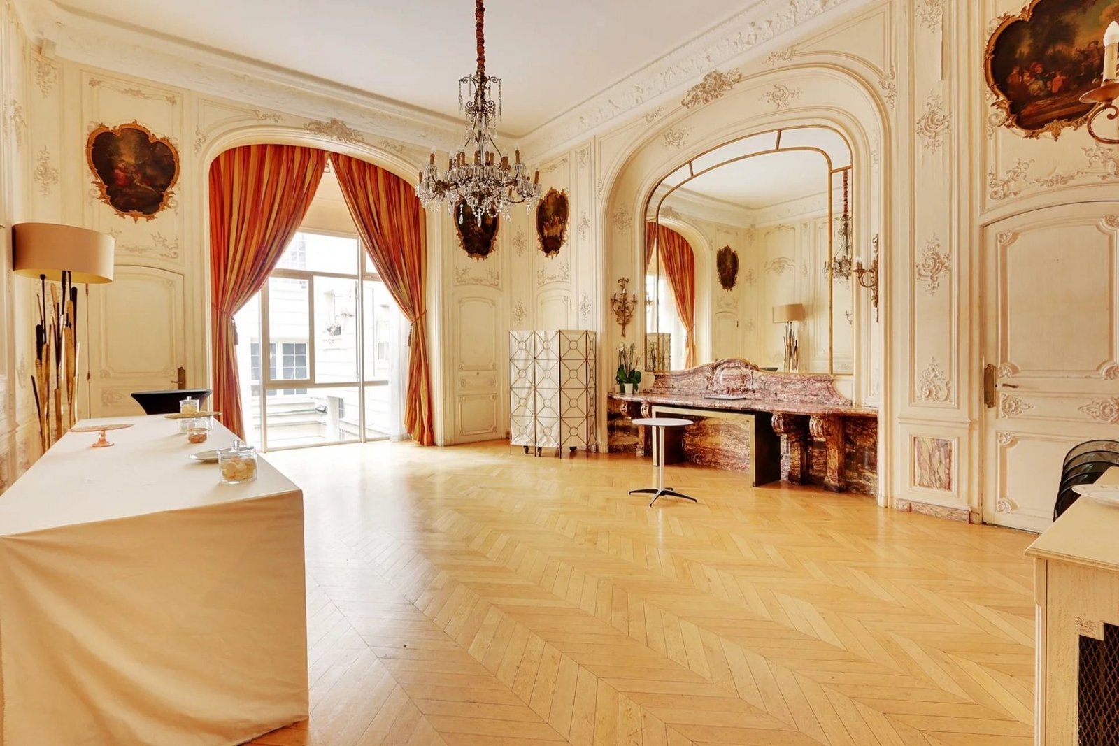 Apartment in Paris, Île