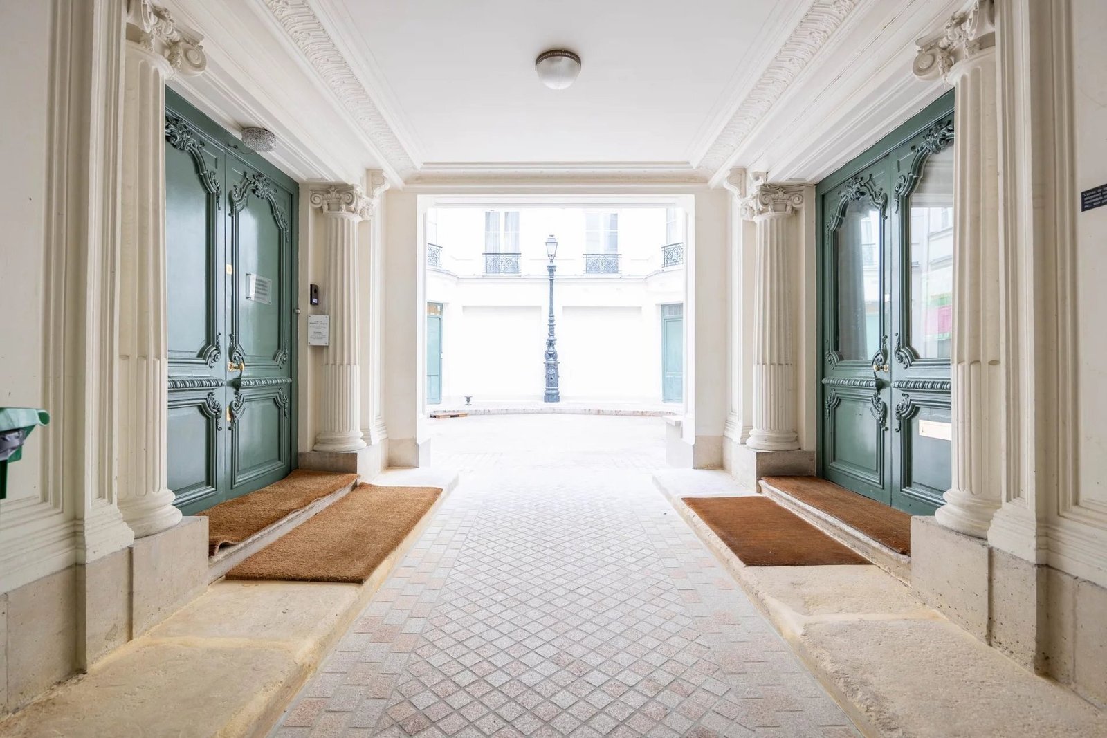 Apartment in Paris, Île