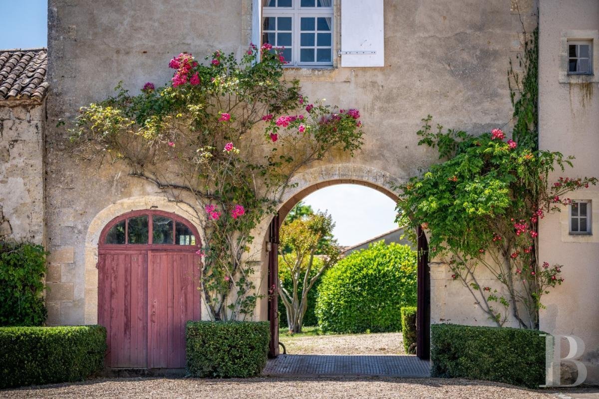 Estate in Saint-Sulpice-de-Faleyrens, Nouvelle-Aquitaine, France