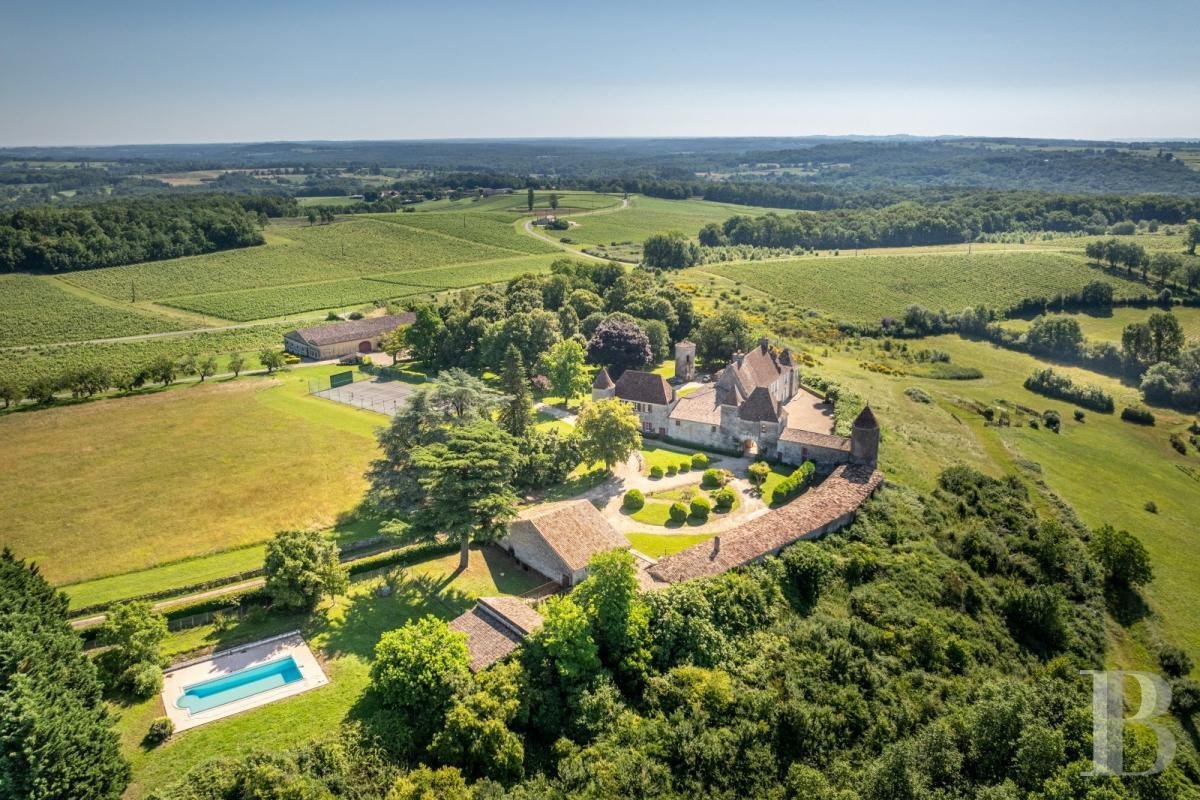 Estate in Saint-Sulpice-de-Faleyrens, Nouvelle-Aquitaine, France