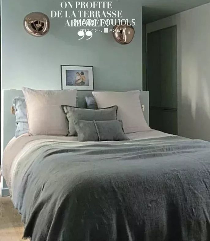 686